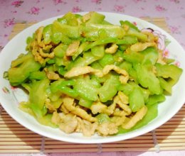 消暑佳品之苦瓜透着香--苦瓜炒肉的做法