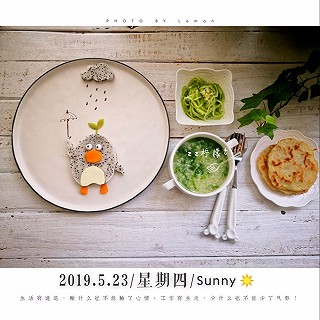zz柠檬t的｛早餐打卡｝
莴笋叶稀饭，土豆丝饼，火龙果，沙杏～

这个世界上，加油能解决的问题不多。
那，为什么，还是要加油？！
生活有进退，输什么也不能输了心情。
工作有主次，少什么也不能少了气势。
所以无论你渴望哪种生活，都请给自己加油打气！加油，新的一天！
<topic id='271'>秀早餐 </topic>