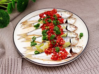 踏月色而来7737的剁椒清蒸海鲫鱼