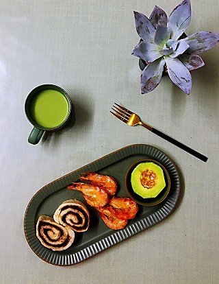 罗勒酱的5.23早安 青汁牛奶+豆沙卷+烤虾+玫珑瓜
